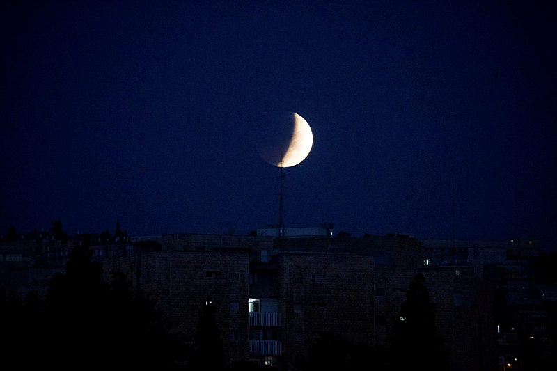 בידינו אור ואש